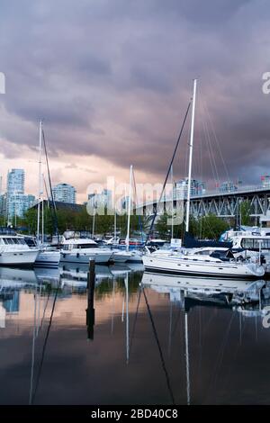 Broker's Bay Marina & Granville Street Bridge, False Creek, Vancouver, British Columbia, Canada, Nord America Foto Stock