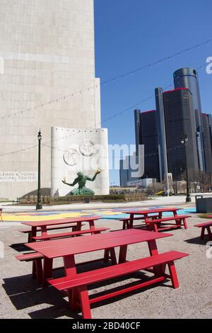 Detroit, Michigan aprile Spirit of Detroit Plaza vuoto e silenzioso a metà giornata, come il Coronavirus paura ha richiesto un soggiorno a casa Ordine dal senatore Foto Stock