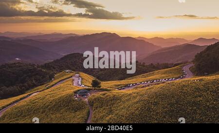 Vista aerea paesaggio di montagna in Twilight tempo natura fiore Tung Bua Tong campo di girasole messicano ,Mae Hong Son,Thailandia . Foto Stock