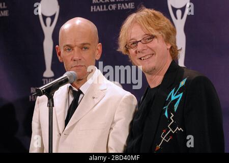 Michael Stipe e Mike Mills di REM, si sono indotti nella sala stampa della cerimonia di induzione Rock & Roll Hall of Fame tenutasi al Waldorf-Astoria di New York il 12 marzo 2007. Credito: Scott Weiner/MediaPunch Foto Stock