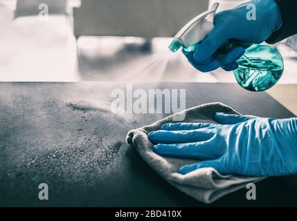 Sanificazione delle superfici contro il focolaio COVID-19. Home pulizia spray flacone antibatterico disinfettante contro il coronavirus indossando guanti in nitrile. Igienizzare la prevenzione delle superfici ospedaliere. Foto Stock