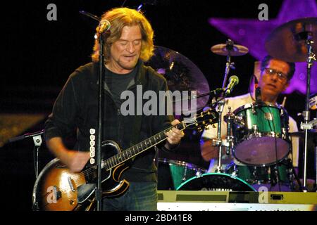 Hall e Oates si esibiscono sotto la pioggia battente al concerto Sweet Sounds of Liberty presso il Philadelphia Museum of Art di Philadelphia, Pennsylvania, 4 luglio 2007. Credito: Scott Weiner/MediaPunch Foto Stock