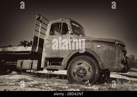 I resti di un camion d'epoca di Austin abbandonati nell'Outback australiano Foto Stock