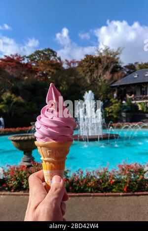 Gelato Sakura Flavour nel Gora Park. Un parco paesaggistico in stile occidentale nell'area di Hakone. Prefettura di Kanagawa, Giappone Foto Stock