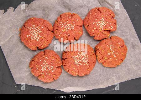 Biscotti con farinata d'avena su carta da forno. Primo piano delle viste superiori Foto Stock