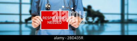 COVID-19 respiratori maschere necessarie in ospedale per gli operatori medici urgenza. Medico o infermiere che mostra segno chiedendo aiuto in possesso di rosso billboard bianco testo. Banner panoramico del cartello del virus corona con titolo. Foto Stock