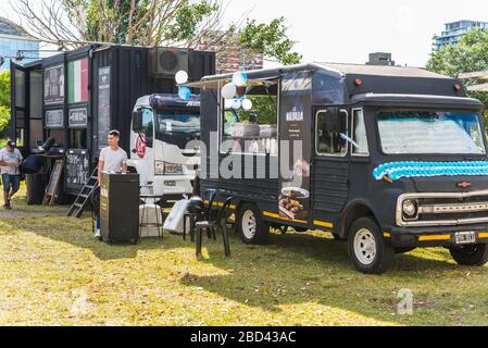 Vicente Lopez, Argentina - 21 dicembre 2019: Camion alimentari e persone Foto Stock