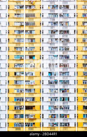 Modello ripetitivo di alloggi pubblici appartamenti a Kowloon, Hong Kong. Questo tipico appartamento in cemento è stato costruito all'inizio degli anni '70. Con un popul Foto Stock