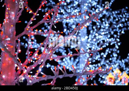 Alberi artificiali fatti da molte piccole luci Foto Stock