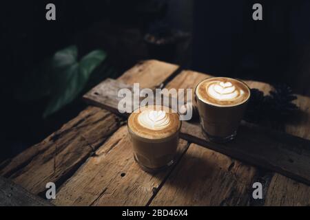 Caffè latte a casa, caffè in un bicchiere fatto in casa Foto Stock