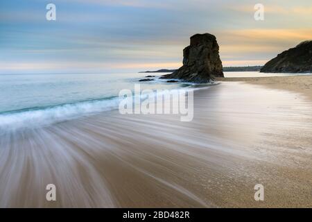 Crinnis Island catturata da Carlyon Bay Beach in Cornovaglia. Foto Stock