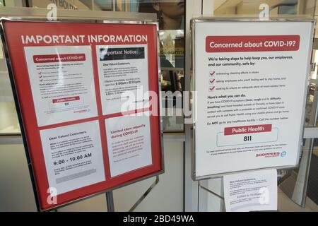 Shoppers Drug Mart Store porta di ingresso, Canadian Retail Pharmacy Chain, con COVID-19 Coronavirus Pandemic Warning Signs in Town of Canmore, Alberta Foto Stock