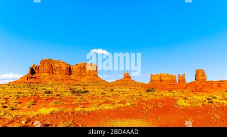 Le formazioni di arenaria di Mitten Buttes e Cly Butte nel paesaggio desertico del Monument Valley Navajo Tribal Park nel sud dello Utah, Stati Uniti Foto Stock