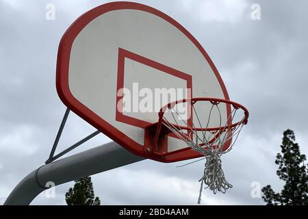 California, Stati Uniti. 05 aprile 2020: Campi da pallacanestro con reti legate all'Almansor Park, in mezzo alla pandemia coronavirus globale COVID-19, domenica 5 aprile 2020, ad Alhambra, California, USA. (Foto di IOS/Espa-Images) Foto Stock