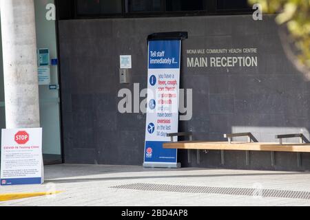 Sydney, Australia. Martedì 7 aprile 2020. Il governo del NSW ha stabilito una serie di unità attraverso le stazioni di test COVID-19 nei sobborghi di Sydney, tra cui una stabilita sulle spiagge settentrionali del Mona vale Hospital a seguito di uno scoppio di Coronavirus in un negozio di pizza a Mona vale. Credit Martin Berry/Alamy Live News Foto Stock