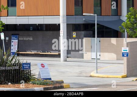 Sydney, Australia. Martedì 7 aprile 2020. Il governo del NSW ha stabilito una serie di unità attraverso le stazioni di test COVID-19 nei sobborghi di Sydney, tra cui una stabilita sulle spiagge settentrionali del Mona vale Hospital a seguito di uno scoppio di Coronavirus in un negozio di pizza a Mona vale. Credit Martin Berry/Alamy Live News Foto Stock