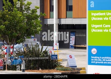 Sydney, Australia. Martedì 7 aprile 2020. Il governo del NSW ha stabilito una serie di unità attraverso le stazioni di test COVID-19 nei sobborghi di Sydney, tra cui una stabilita sulle spiagge settentrionali del Mona vale Hospital a seguito di uno scoppio di Coronavirus in un negozio di pizza a Mona vale. Credit Martin Berry/Alamy Live News Foto Stock