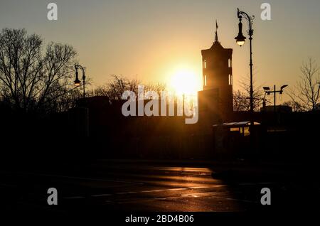 Berlino, Germania. 7 aprile 2020. Il sole sorge dietro la Rotes Rathaus. Credito: Britta Pedersen/dpa-Zentralbild/dpa/Alamy Live News Foto Stock