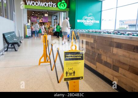 Sydney, Australia. Martedì 7 aprile 2020. I supermercati australiani hanno annunciato e iniziato a implementare le misure di controllo della folla prima del fine settimana di Pasqua per garantire che gli acquirenti di negozi possano mantenere le distanze sociali durante l'acquisto dei loro generi alimentari, tra cui corsie di ingresso e uscita separate. Credit Martin Berry/Alamy Live News Foto Stock