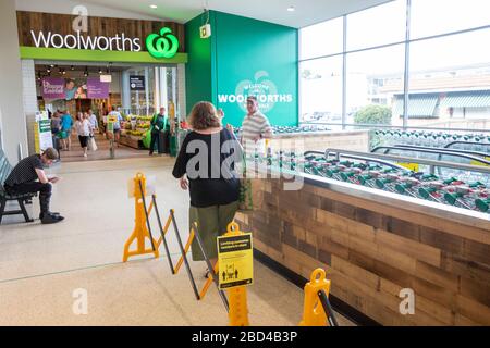 Sydney, Australia. Martedì 7 aprile 2020. I supermercati australiani hanno annunciato e iniziato a implementare le misure di controllo della folla prima del fine settimana di Pasqua per garantire che gli acquirenti di negozi possano mantenere le distanze sociali durante l'acquisto dei loro generi alimentari, tra cui corsie di ingresso e uscita separate. Credit Martin Berry/Alamy Live News Foto Stock