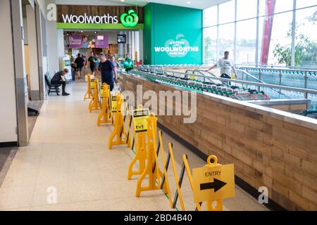 Sydney, Australia. Martedì 7 aprile 2020. I supermercati australiani hanno annunciato e iniziato a implementare le misure di controllo della folla prima del fine settimana di Pasqua per garantire che gli acquirenti di negozi possano mantenere le distanze sociali durante l'acquisto dei loro generi alimentari, tra cui corsie di ingresso e uscita separate. Credit Martin Berry/Alamy Live News Foto Stock