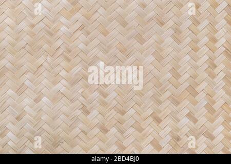 Tessitura di bambù, tessitura artigianale tradizionale modello di stile tailandese per materiale di arredamento. Foto Stock