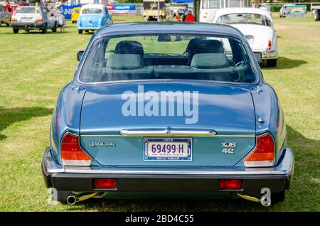 Vista posteriore di una berlina Jaguar XJ6 1984 da 4.2 litri. Foto Stock