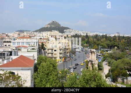 Vista su Atene, con l'Arco di Adriano in primo piano, la Grecia Foto Stock