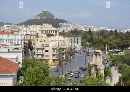 Vista su Atene, con l'Arco di Adriano in primo piano, la Grecia Foto Stock