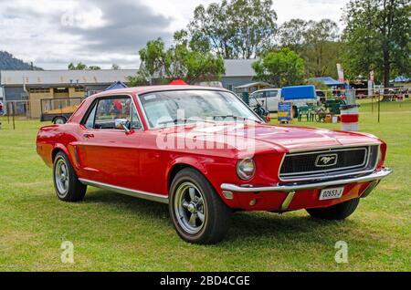 Bright Red 1968 Ford Mustang V8 prima generazione Hardtop Coupé. Foto Stock