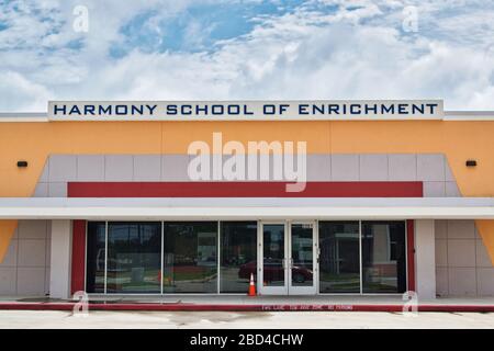 Houston, Texas/USA 04/05/2020: Harmony School of Enrichment Exterior a Houston, Texas. Foto Stock