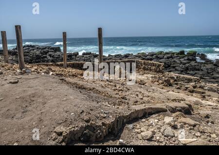 Dakar, Senegal. 6 Aprile 2020. Una guardia si siede sulla spiaggia vuota sull'Isola di Ngor, Dakar, Senegal, 6 aprile 2020. Sabato sera, il Presidente senegalese Macky Sall ha esteso in un decreto presidenziale l'attuale stato di emergenza, insieme al coprifuoco crepuscolo all'alba per 30 giorni, fino al 4 maggio. Il numero totale di casi confermati nel paese ha raggiunto 226, tra cui 92 pazienti curati. Credit: Eddy Peters/Xinhua/Alamy Live News Foto Stock