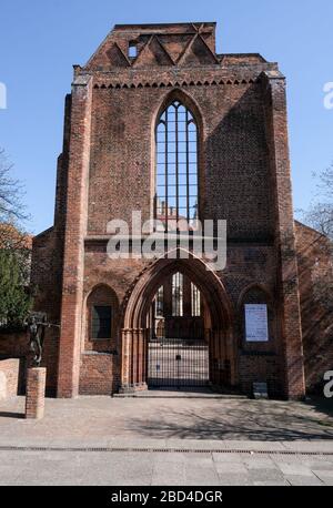 Berlino, Germania. 06th Apr, 2020. La facciata delle rovine della chiesa francescana del monastero di Klosterstraße. Credito: Jens Kalaene/dpa-Zentralbild/ZB/dpa/Alamy Live News Foto Stock