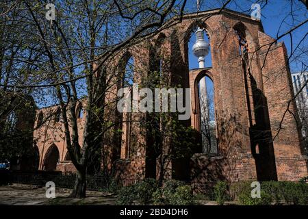 Berlino, Germania. 06th Apr, 2020. La torre della televisione è visibile in una finestra delle rovine della chiesa del monastero francescano di Klosterstraße. Credito: Jens Kalaene/dpa-Zentralbild/ZB/dpa/Alamy Live News Foto Stock