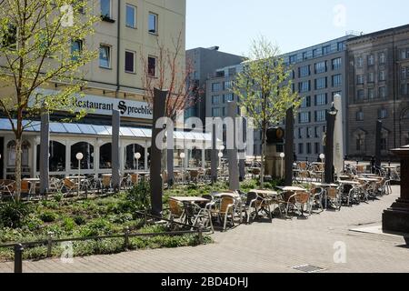 Berlino, Germania. 06th Apr, 2020. Nel quartiere Nikolai di Propststraße si possono vedere tavoli e sedie non occupati da caffè e ristoranti chiusi. Si tratta in realtà di un punto di ritrovo turistico, che è popolato da numerose persone. A causa dell'epidemia di Corona, i ristoranti sono chiusi, sono autorizzati solo a offrire cibo da asporto. Credito: Jens Kalaene/dpa-Zentralbild/ZB/dpa/Alamy Live News Foto Stock