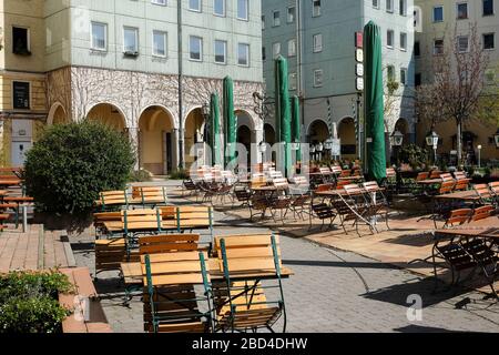 Berlino, Germania. 06th Apr, 2020. Nel quartiere Nikolai di Propststraße si possono vedere tavoli e sedie non occupati da caffè e ristoranti chiusi. Si tratta in realtà di un punto di ritrovo turistico, che è popolato da numerose persone. A causa dell'epidemia di Corona, i ristoranti sono chiusi, sono autorizzati solo a offrire cibo da asporto. Credito: Jens Kalaene/dpa-Zentralbild/ZB/dpa/Alamy Live News Foto Stock