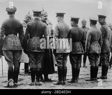 Kaiser Wilhelm II di Germania (1859-1941) che dà la medaglia di ferro agli aviatori durante la prima guerra mondiale ca. 1914-1915 Foto Stock