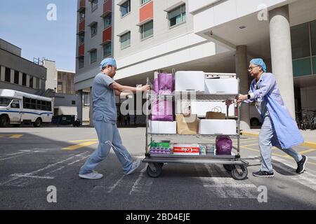 Vancouver, Canada. 6 Aprile 2020. Gli operatori sanitari ricevono il pasto donato al Vancouver General Hospital di Vancouver, Canada, 6 aprile 2020. Il governo canadese sta reclutando volontari per sostenere gli operatori sanitari di prima linea per combattere la crisi COVID-19. Alcuni ristoranti cinesi locali hanno donato i pasti agli operatori sanitari di prima linea che combattevano contro COVID-19. Credit: Liang Sen/Xinhua/Alamy Live News Foto Stock