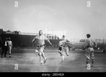 Hick Cady di Boston Red Sox vince la corsa ai piedi con Jack o'Brien (allenatore Boston Red Sox, pantaloncini, parzialmente oscurati) e il compagno di squadra Buck o'Brien (guardando alla sua destra) al Fenway Park, Boston (baseball) ca. Settembre 25, 1912 Foto Stock