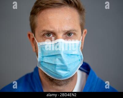 Fermare la campagna Spread and Save Lives. Uomo Dottore che indossa la maschera facciale di protezione. Proteggere se stessi e gli altri consigli medici, misure di protezione di base Foto Stock