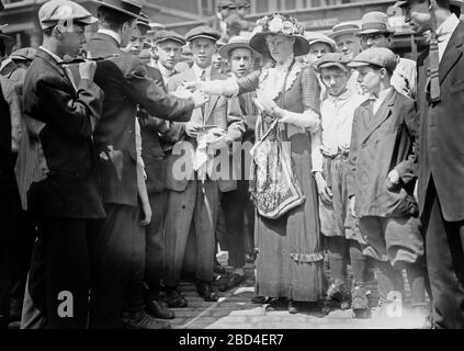 Donna che distribuisce Bull Moose flirers o circolari ca. 1912 Foto Stock