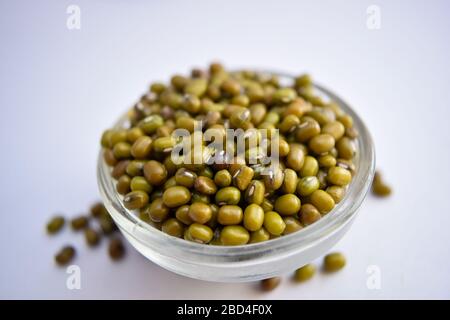 Mung Beans in UNA ciotola di vetro su sfondo bianco Close-Up Stock Fotografia immagine Foto Stock
