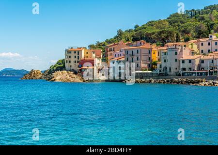 Vista panoramica estiva nel villaggio di Marciana Marina, Isola d'Elba, Toscana, Italia. Foto Stock