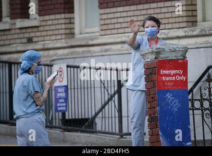 Vancouver, Canada. 6 Aprile 2020. Gli operatori sanitari riconoscono applausi e applausi da parte di persone al di fuori del St. Paul's Hospital durante la Giornata Mondiale della Sanità a Vancouver, Canada, 6 aprile 2020. Credit: Liang Sen/Xinhua/Alamy Live News Foto Stock