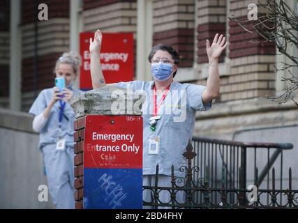 Vancouver, Canada. 6 Aprile 2020. Gli operatori sanitari riconoscono applausi e applausi da parte di persone al di fuori del St. Paul's Hospital durante la Giornata Mondiale della Sanità a Vancouver, Canada, 6 aprile 2020. Credit: Liang Sen/Xinhua/Alamy Live News Foto Stock