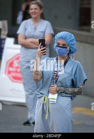 Vancouver, Canada. 6 Aprile 2020. Gli operatori sanitari riconoscono applausi e applausi da parte di persone al di fuori del St. Paul's Hospital durante la Giornata Mondiale della Sanità a Vancouver, Canada, 6 aprile 2020. Credit: Liang Sen/Xinhua/Alamy Live News Foto Stock