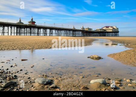 Blackpool's North Pier catturato dalla Promenade. Foto Stock