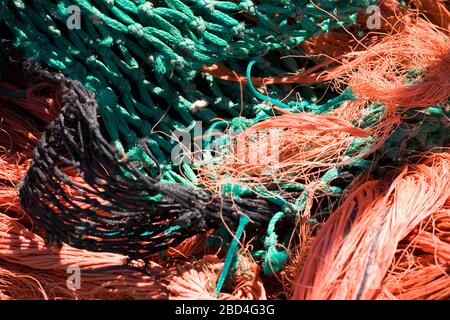 Reti da pesca dai colori vivaci che si asciugano al sole, Camber Dock, Old Portsmouth, Hampshire, Inghilterra, Regno Unito Foto Stock