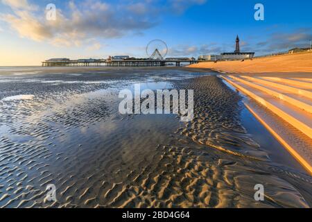 Il molo centrale e la Blackpool Tower catturati dalla spiaggia. Foto Stock