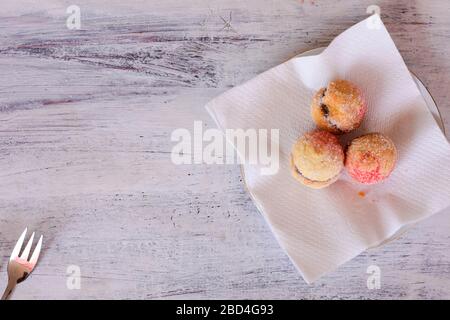 Deliziosi biscotti dolci cookies pesche servita su una piastra in corrispondenza di luce sullo sfondo di legno/ Sweet peach i cookie Foto Stock